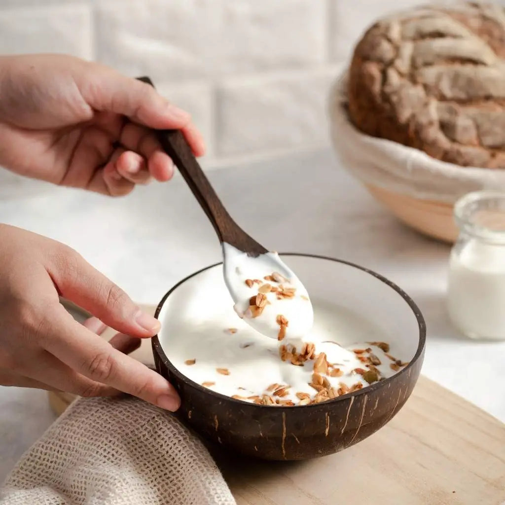 Kokosnussschale mit Löffel