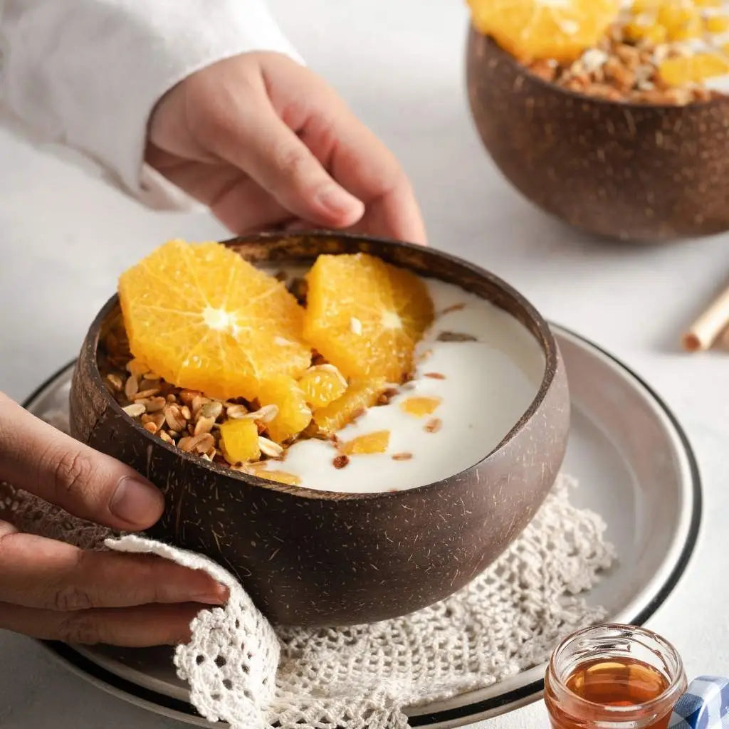 Kokosnussschale mit Löffel